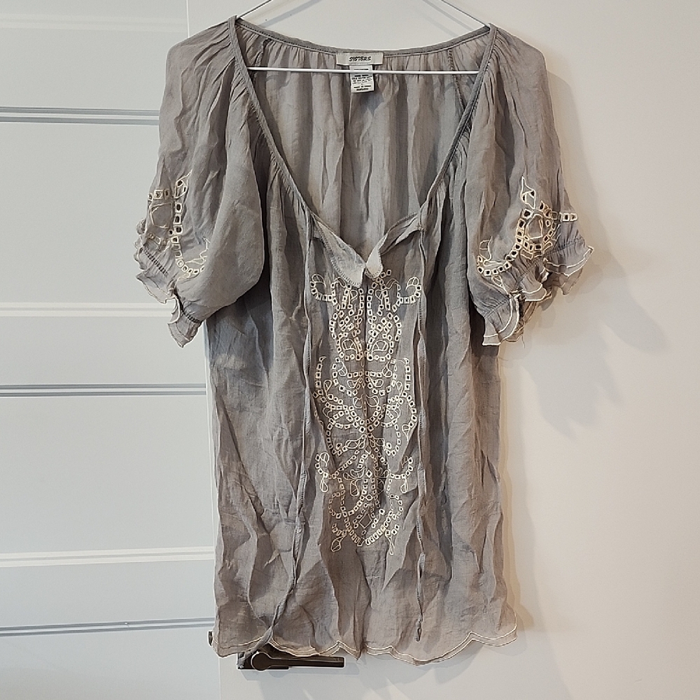🔥 3/$25 🔥Chic Gray Blouse with Embroidered Details